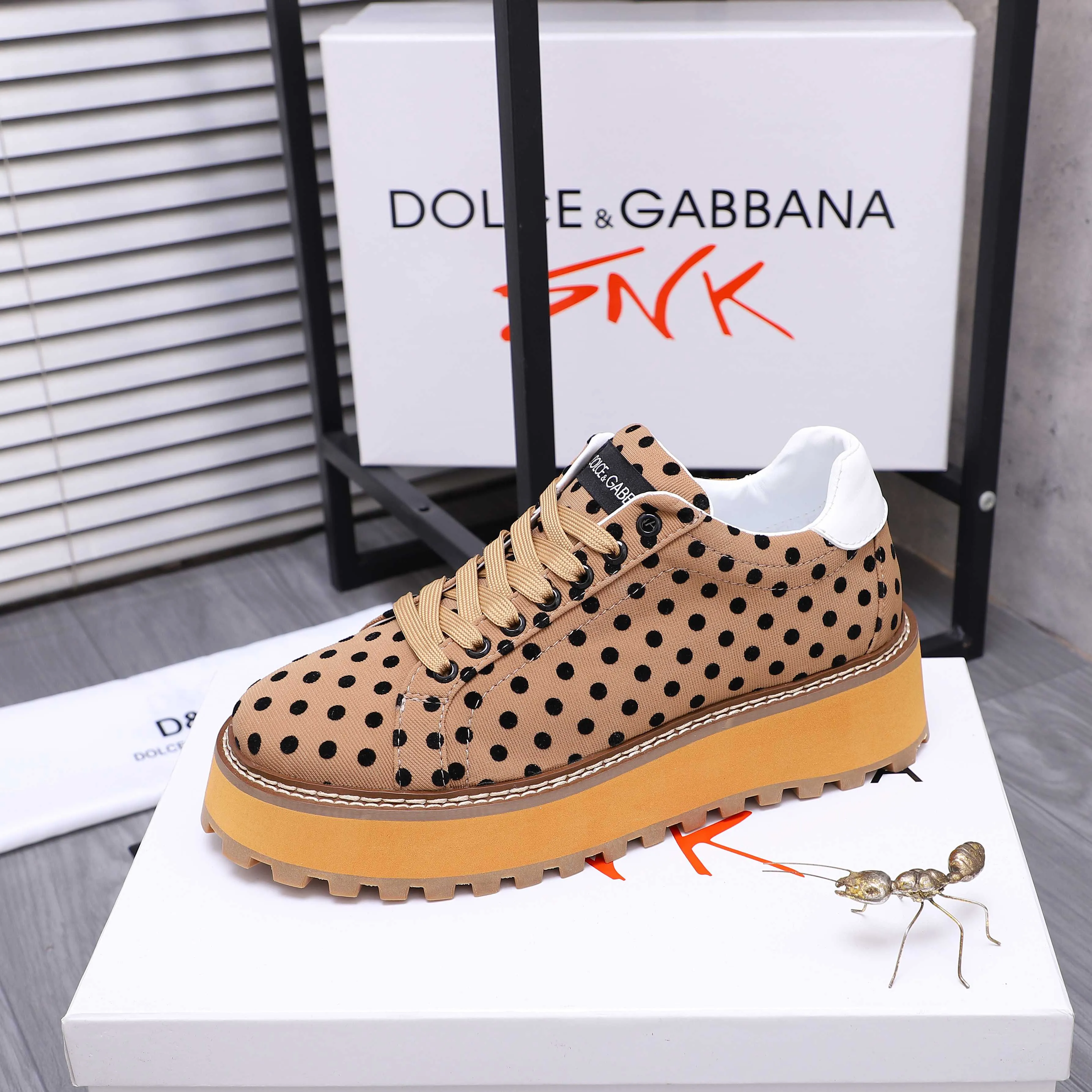 Men's shoes 💰442 Product trademark: DG (Dolce & Gabbana) casual shoes for couples. Regular size: 36-46 (45.46 is custom-made and non-refundable). Product materials: Selected breathable woven upper, leather lining, cowhide insole, non-slip rubber outsole